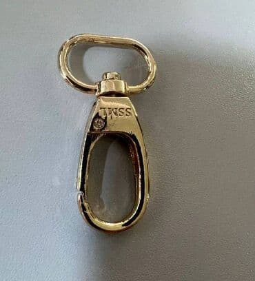 сумка для школы: Застежка карабин - Б/у - размер 5 см х 2,5 см — 1