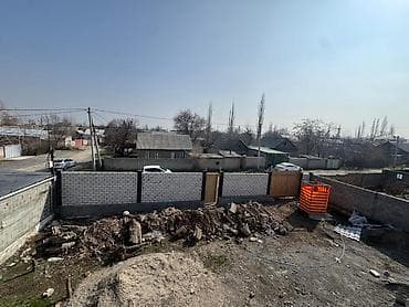 арашан дом: Продаётся 2-этажный дом 📍 с. Кунтуу (всего 300 м от трассы) 📐 Площадь — 6