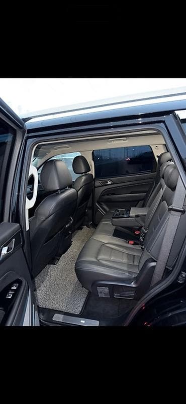 кожаные сидения: Полноразмерный 7‑местный кроссовер/внедорожник черного цвета — 4