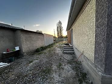 Продажа домов: Продаётся двухэтажный дом с приусадебным участком. Характеристики — 10