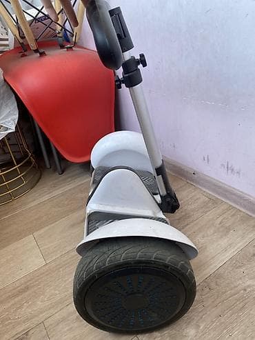gag: Гироскутер с рулями/колонкой управления (тип mini‑segway) — 3