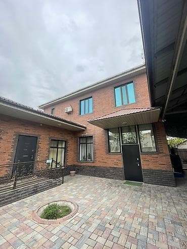 Просторный кирпичный дом с благоустроенным двором 6 комнат. 3 санузла at lalafo.kg Просторный кирпичный дом с благоустроенным двором 6 комнат. 3 санузла