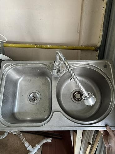 Кухонная мойка из нержавеющей стали с двумя чашами и смесителем