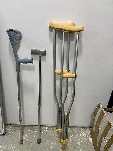 Кислородные подушки: Набор средств для ходьбы и реабилитации: - Подмышечные костыли — 1