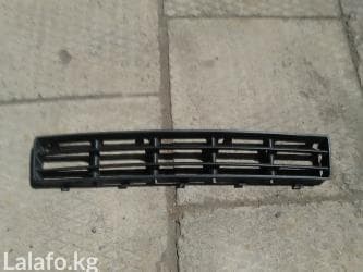 Решетка в бампер середина WV Golf 4 ориганал. Еще есть обшивка на
