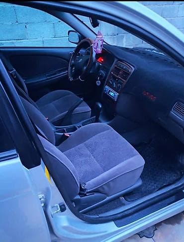 кабина авто: Toyota Avensis: 1999 г., Автомат, Бензин, Седан — 4