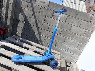 Детский трехколесный самокат б/у, синий. Особенности: - Три колеса