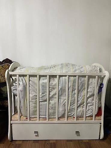 Детская кроватка с маятниковым механизмом и выдвижным ящиком -