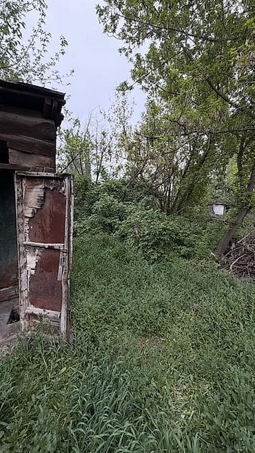 гараж аламедин 1: Дом с участком в тихом частном секторе. Участок 9.3 сотки. Красная — 4