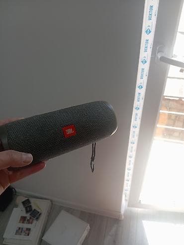 Портативная Bluetooth‑колонка JBL (серия Flip/Charge форм‑фактор