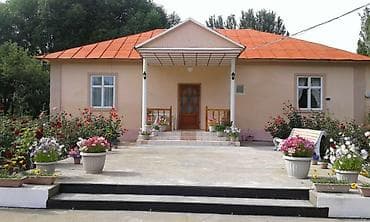 Продаётся дом на берегу Иссык-Куля. На территории имеется: 3 больших