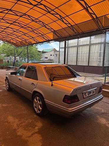 тез арада: Mercedes-Benz W124: 1993 г., 2.2 л, Кол менен иштөөчү, Бензин, Седан — 3