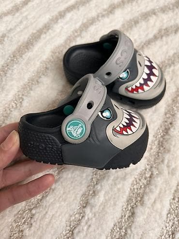 бир: Детские сабо Crocs C4 с рисунком акулы - Оригинальные Crocs, размер — 2