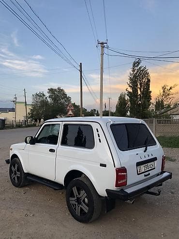 Унаа: ВАЗ (ЛАДА) 4x4 Niva: 2010 г., 1.7 л, Кол менен иштөөчү, Бензин, Жол тандабас — 1