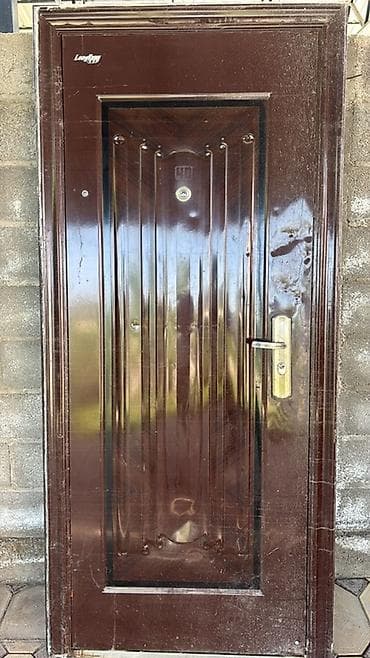 Входная металлическая дверь, коричневая, с декоративными вертикальными