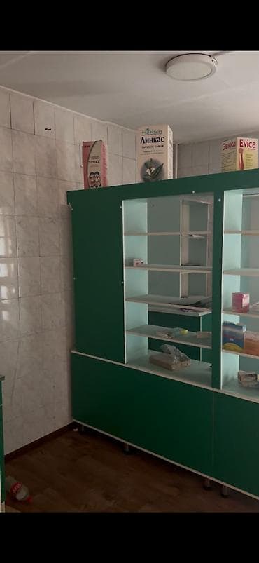 Витрины: Торговое оборудование для аптеки/магазина: витрина‑прилавок и стеллажи — 1