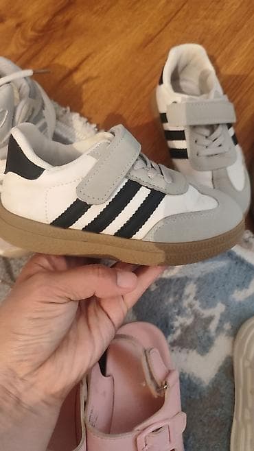 Детская обувь: Детские кеды (парами), два варианта дизайна: - Бело‑серые с черными — 1