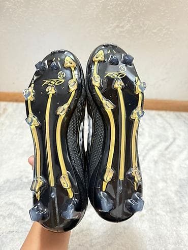 футболный бутцы: Футбольные бутсы F50 (шнурков нет, носок-эластичный). - Тип подошвы — 8