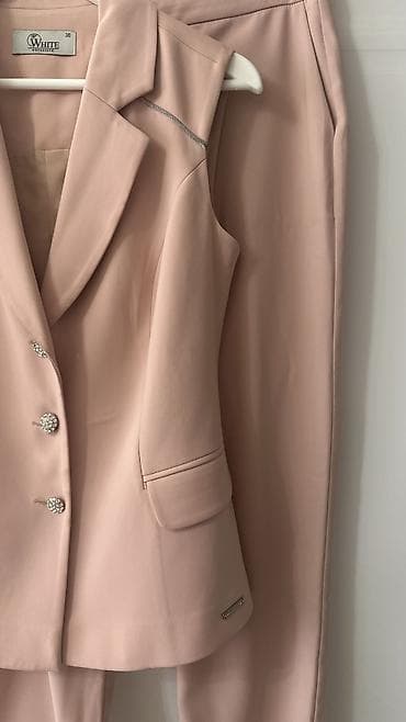 Костюмдар: Костюм женский, брала в Дубаи в отличном состоянии, размер — 4