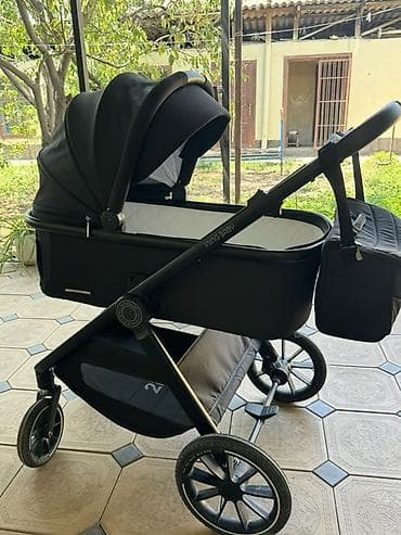 Коляска-люлька Ining Baby (инг. Baby) в классическом чёрном цвете.В