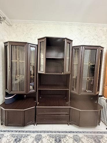 Секционная гостиная-стенка из тёмного дерева с витринами - at lalafo.kg Секционная гостиная-стенка из тёмного дерева с витринами -