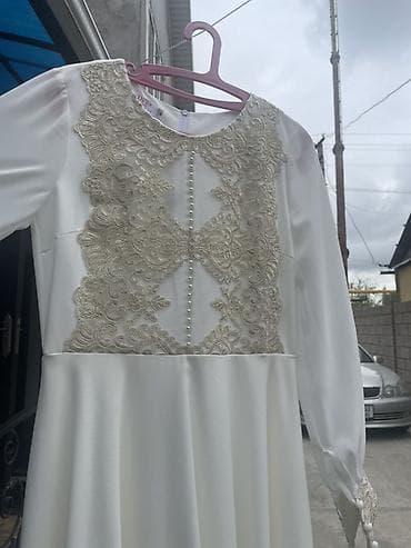 на свадьбу: Длинное нарядное платье белого цвета с длинными рукавами - Силуэт — 2