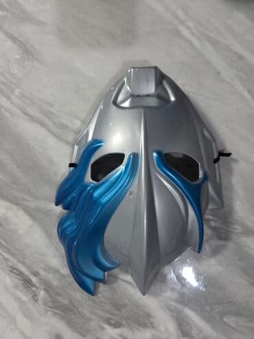 Карнавальная маска в серебристом цвете с синими акцентами. Дизайн