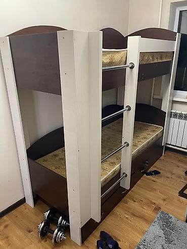single bed: Продается двухъярусная кровать бежево- коричневого цвета с матрасами и — 2