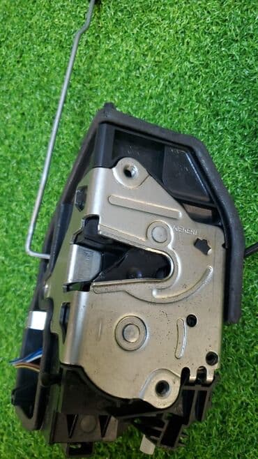 e91: Оригинальный б/у замок задней правой двери в сборе с кронштейнручки — 7