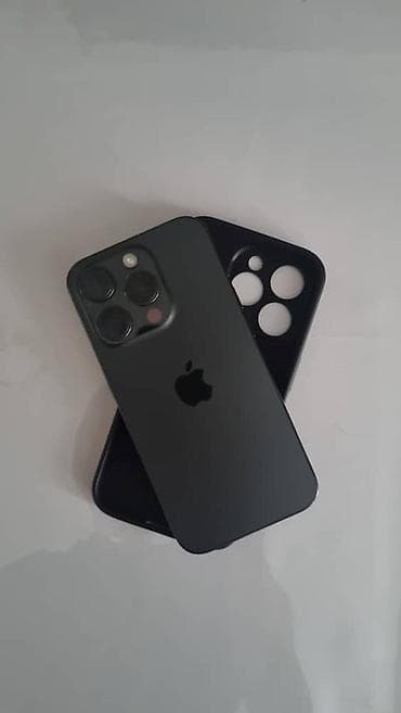IPhone с тройной камерой и экраном с Dynamic Island (модель из линейки