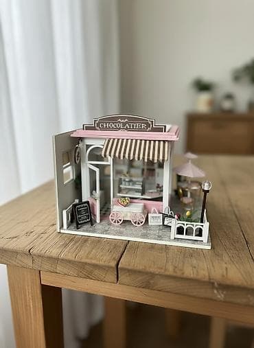 Руумбокс миниатюра “Chocolatier” — кукольный домик/диорама
