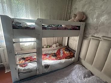 Двухъярусная детская кровать из массива, окрашенная в белый цвет. - — 1