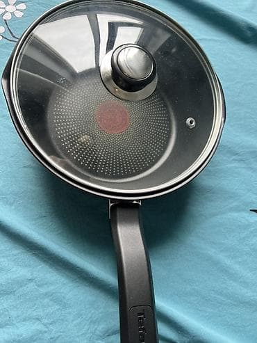 Продаю 2 сковородки: 1 Новая Сковорода Tefal с крышкой. 1800 сом. 1