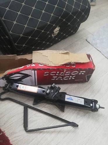 Механический ножничный домкрат для автомобиля. - Тип: ножничный