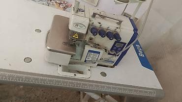 Промышленный оверлок (3/4‑ниточный) на столе с линейкой и держателем at lalafo.kg Промышленный оверлок (3/4‑ниточный) на столе с линейкой и держателем