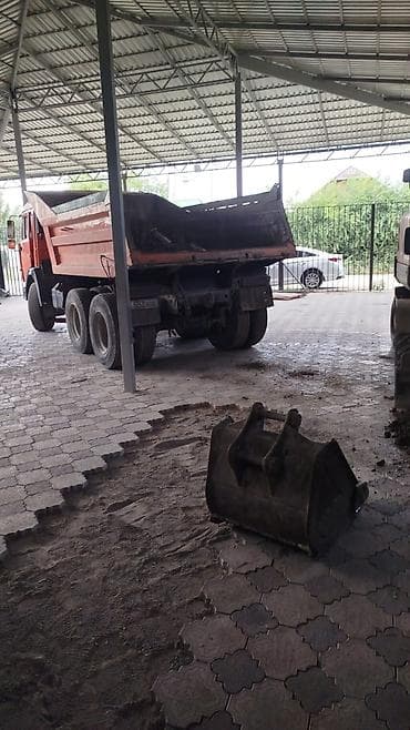Дом и сад: Самосвал КАМАЗ оранжевого цвета, колесная формула 6×4. Стальной кузов — 9