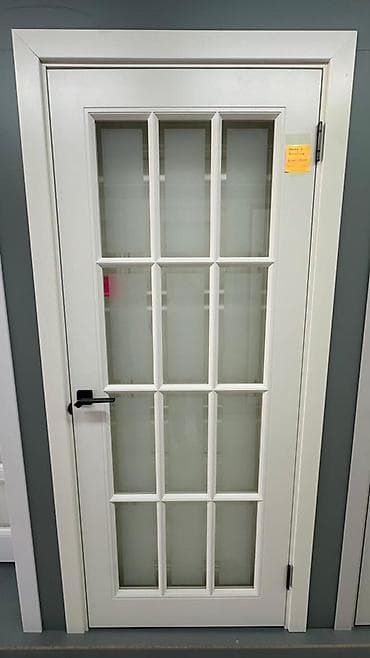 матовое стекло: Белая деревянная межкомнатная дверь с матовым стеклом. Оснащена — 1