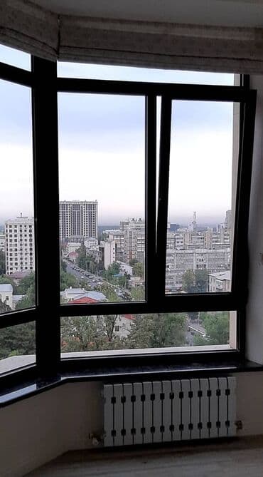 купить комнату с балконом: Просторное окно с черной рамой и многокамерным стеклопакетом — 2