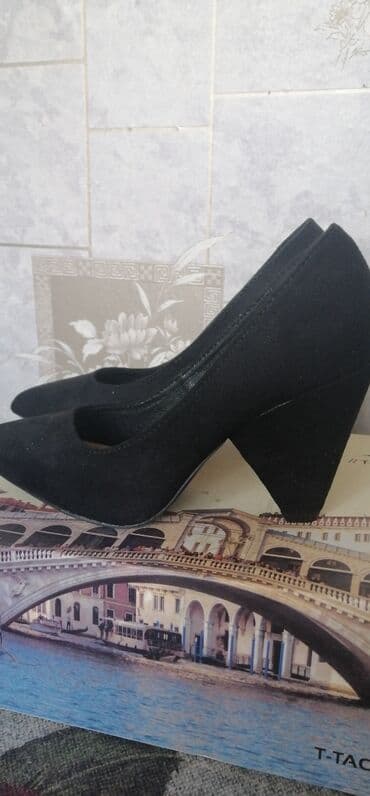 женские брендовые туфли недорого: Новые. красивые туфли, чёрные,и цветные, 35 размер. Прошу по — 2