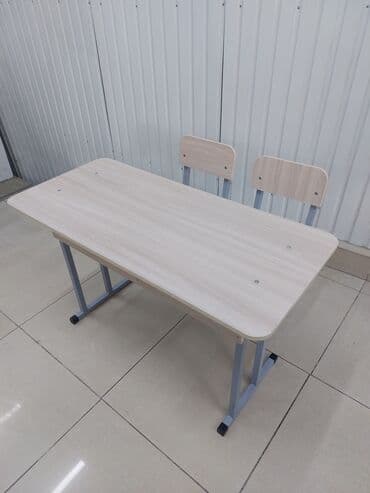 Школьная парта с двумя стульями. Размеры Д*Г*В 110см*50см*60см