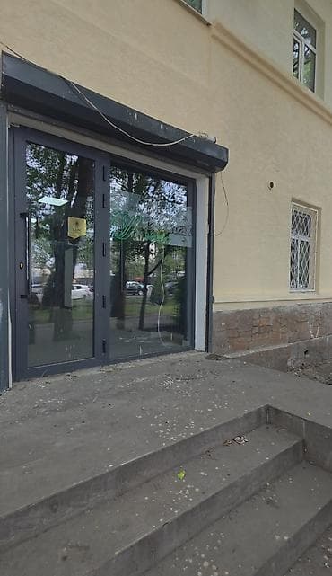 Недвижимость: Магазин, В жилом доме, 50 м² Не действующий, Без оборудования, С ремонтом, Water сommunications, Sewerage сommunications, Heating сommunications, Отдельный вход, 1 линия, Склад — 1