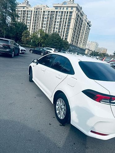 bmw 725: Toyota Corolla: 2021 г., 1.8 л, Автомат, Гибрид, Седан — 5