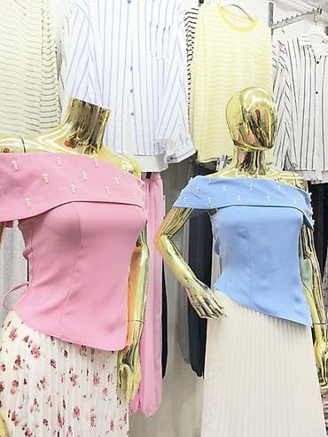 атласный топ: Топ-бюстье с открытыми плечами и декором жемчужными бусинами - — 3