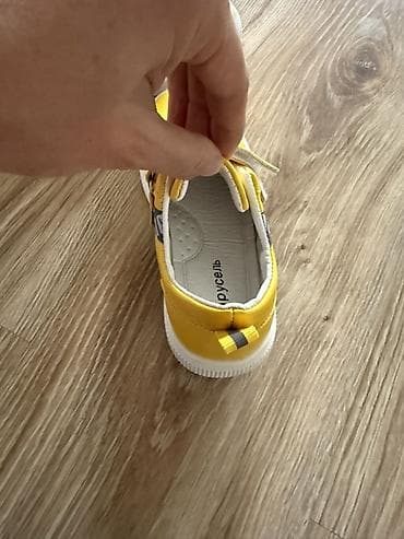 белые кросовки: Детские кеды (кроссовки) ярко‑жёлтого цвета, размер 30. - Застёжка — 3