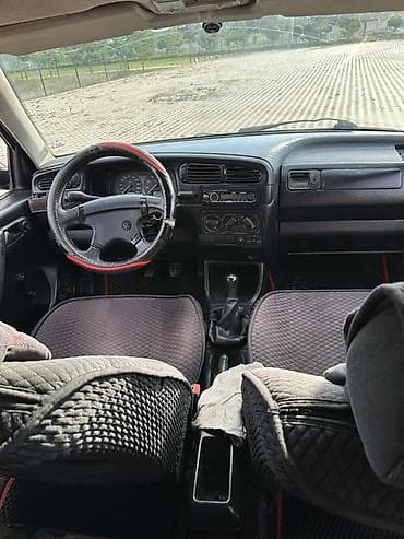 Унаа: Volkswagen Vento: 1992 г., 1.8 л, Кол менен иштөөчү, Бензин, Седан — 7