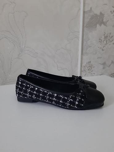 черные лакированные туфли женские: Балетки женские, черно-белые - Классический силуэт с круглым носком - — 1