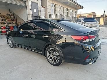 авто левый руль: Черный седан бизнес-класса с выразительным спортивным обликом — 8