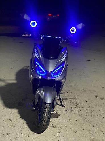 Скутер 50–150 см³ (по типу кузова — спортивный макси-скутер) в сером