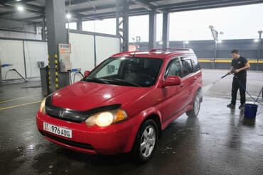 Компактный городской кроссовер (5‑дверный) в красном цвете