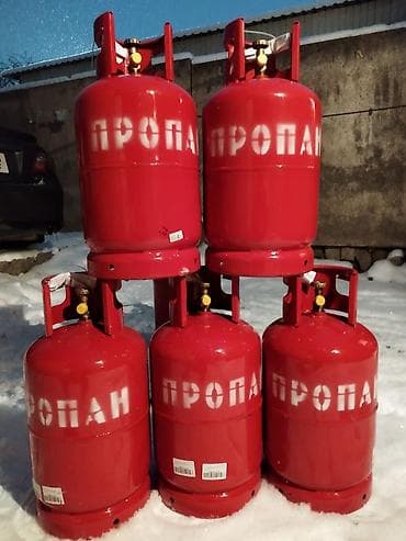 Дом и сад: Пропан в баллонах - Красные металлические газовые баллоны с надписью — 1